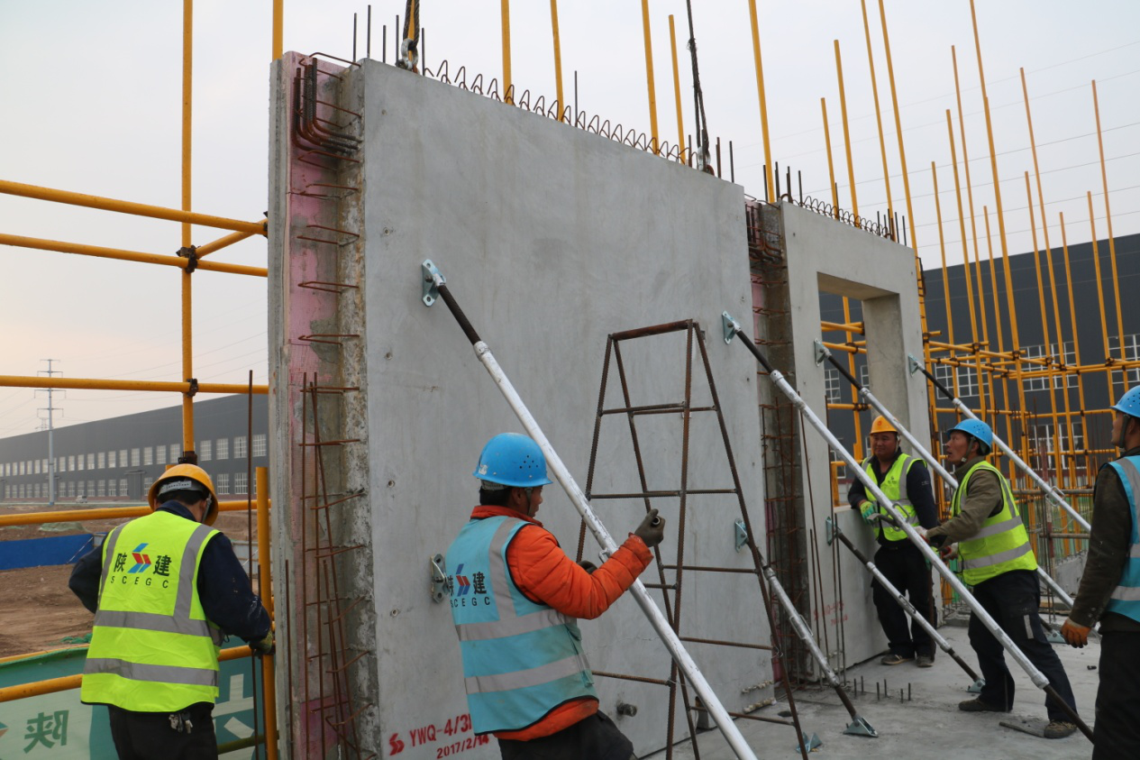 陜建建筑產業基地裝配式公寓樓順利實施吊裝